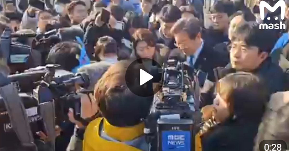Корейский политик ранен в шею во время общения с прессой