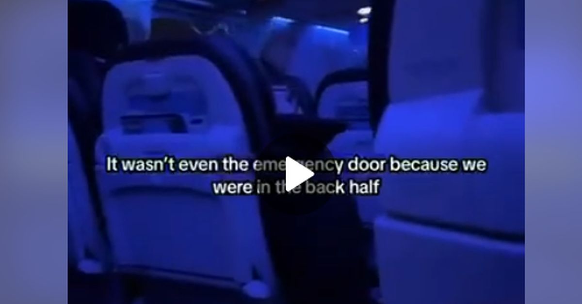 Видео из салона «боинга»: аварийную дверь вырвало прямо в полете