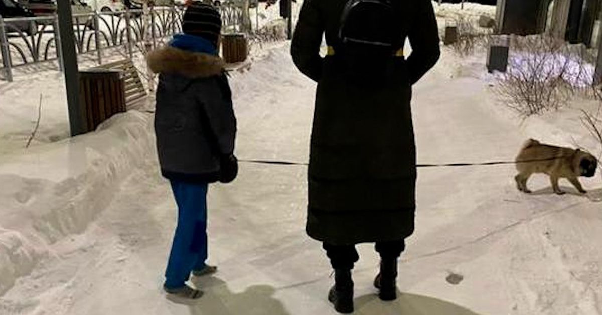 Странная мамаша с ребенком в одних носках на морозе замечена в уральской столице