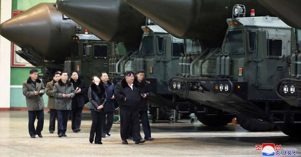 Коммунистический император Ким с дочуркой посетили свой ракетный завод