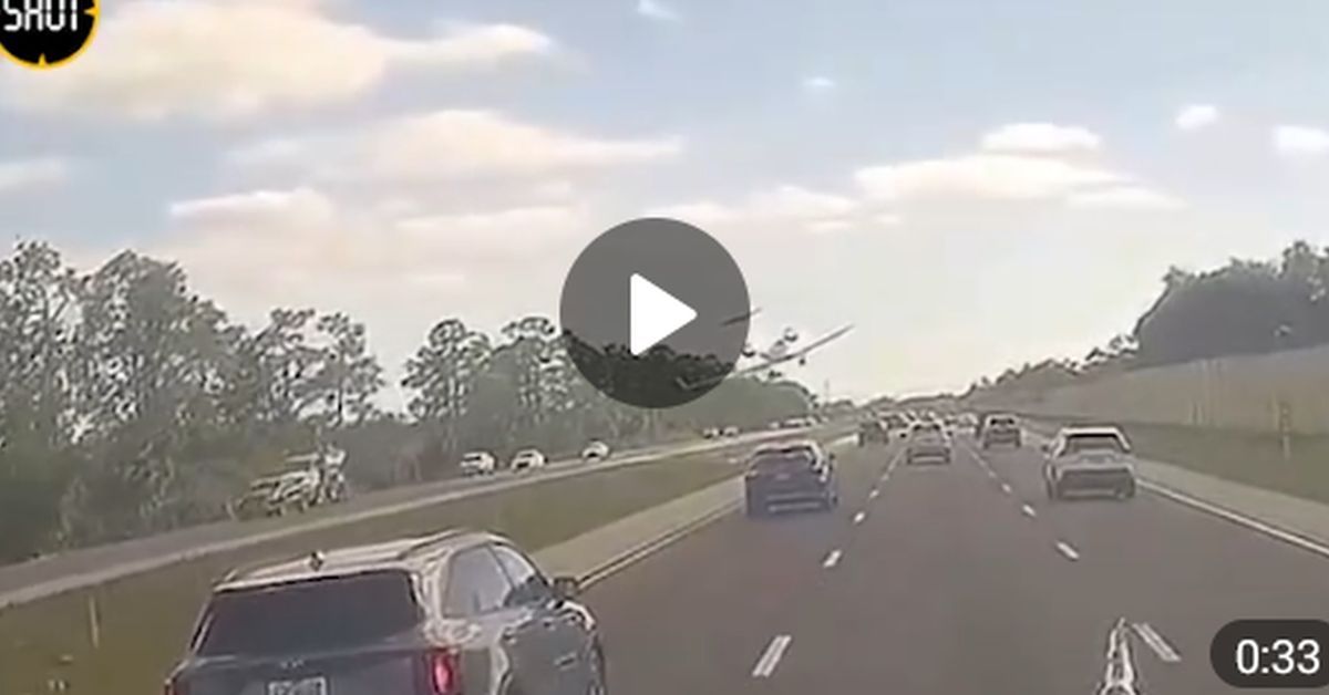Флорида: легкомоторный самолет пытается сесть на оживленную автотрассу