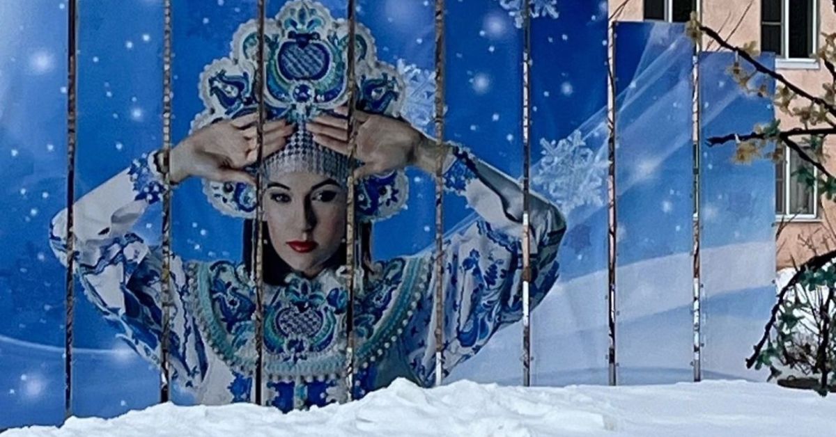 Саша Грей в образе Снегурочки украсила сельский забор в Челябинской области
