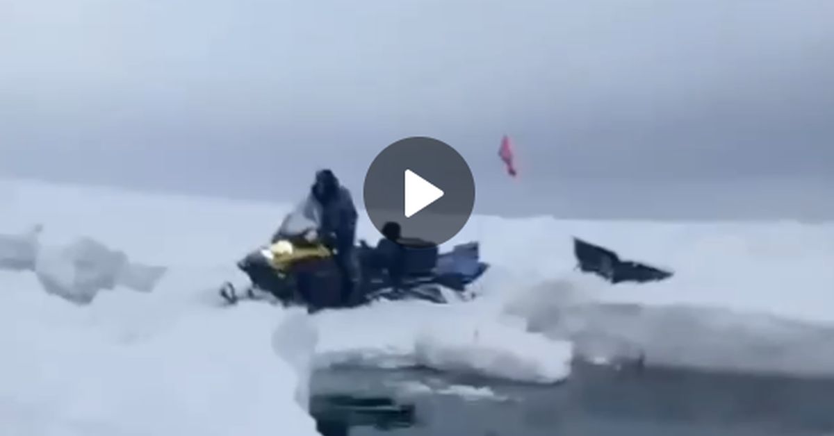 Экстрим-видео: 70 рыбаков начало уносить в Охотское море на оторвавшейся льдине