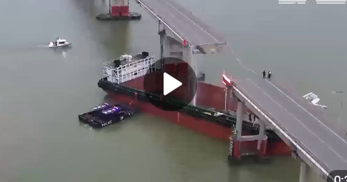 У капитана китайского сухогруза неудачный день: мост по пути попался некстати 