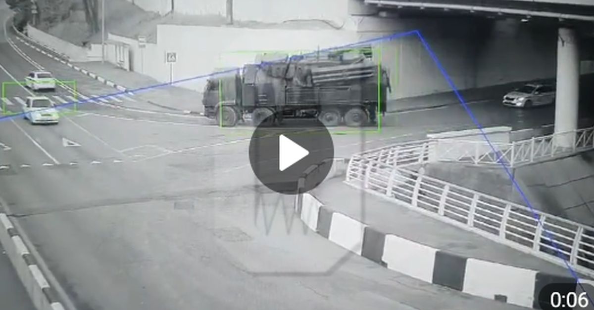 ДТП на грани фейков про армию: в Сочи опрокинулся военный грузовик