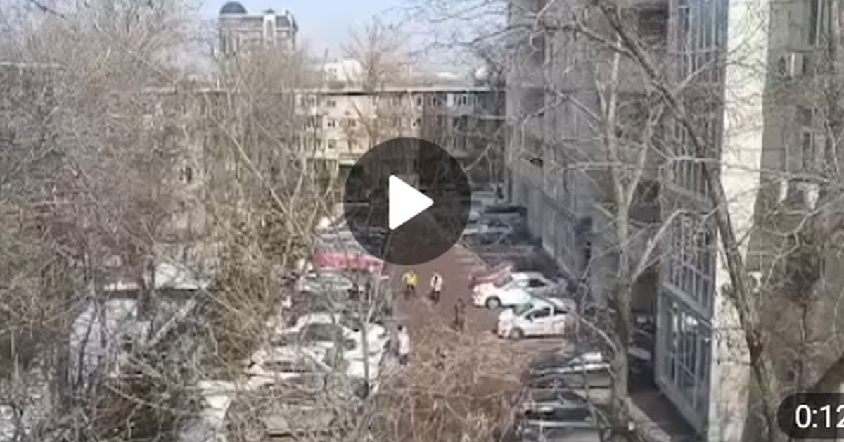 Сильное землетрясение в Алматы выгнало встревоженных людей из домов