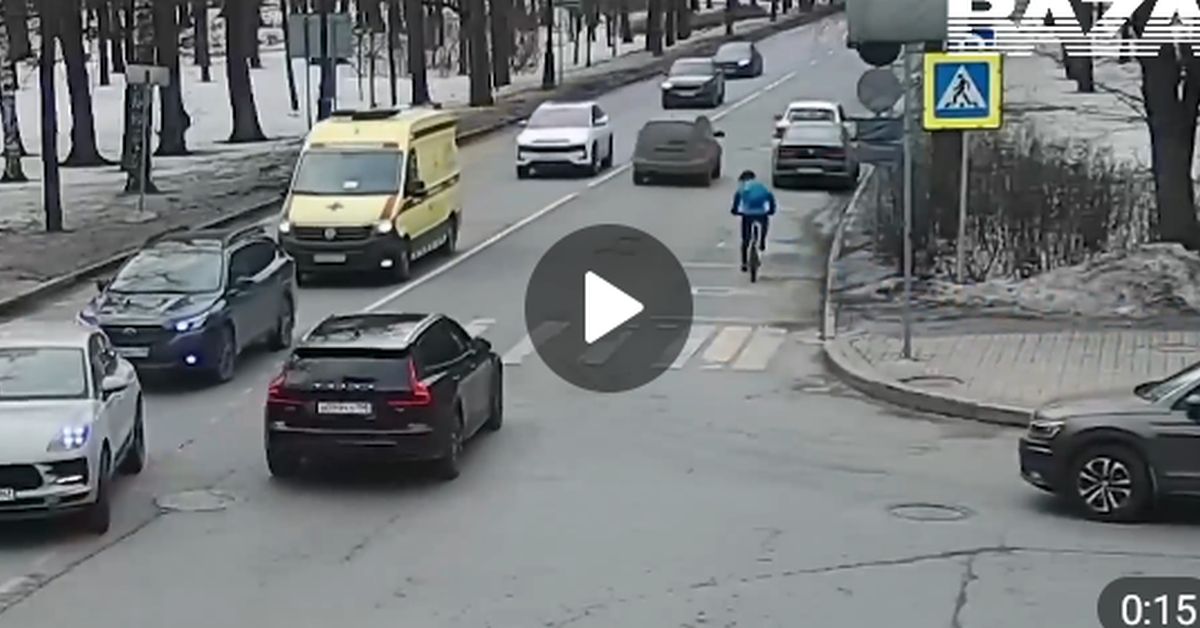 15 секунд нелепого кошмара: неожиданно открытая дверь авто сбивает велосипедиста под колеса "вольво"