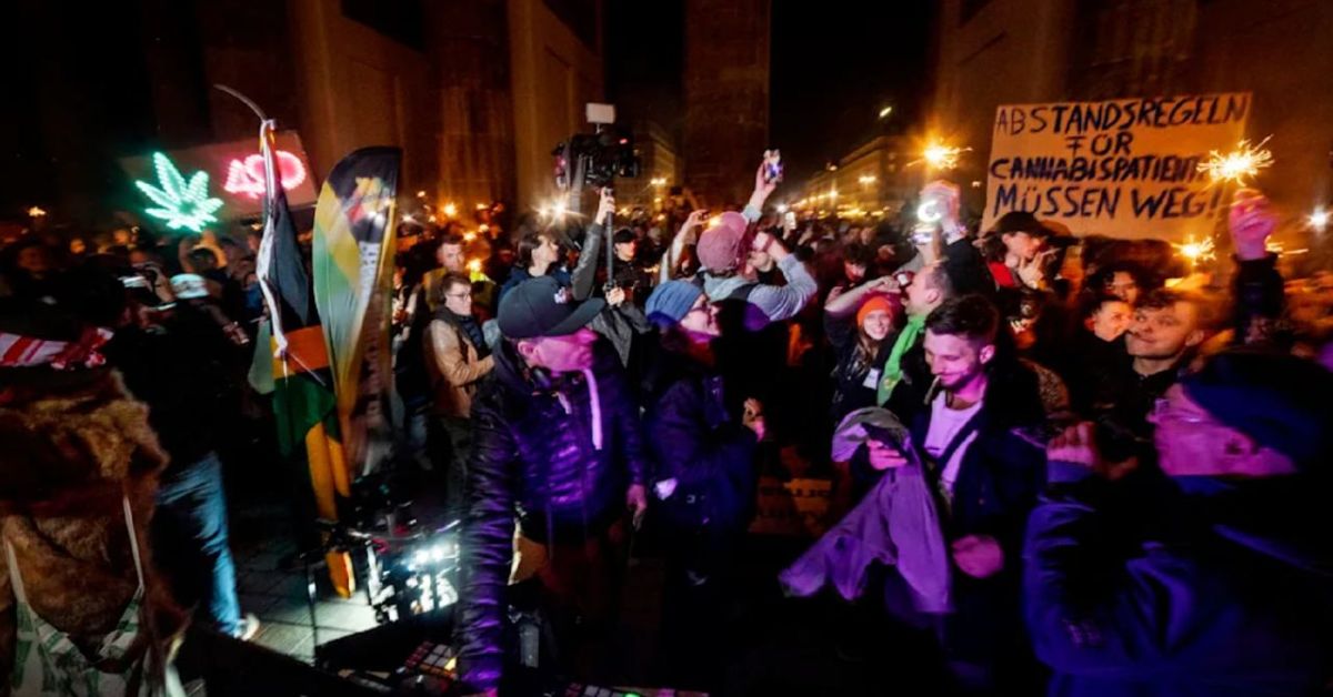 Фотофакты: веселая толпа немцев в центре Берлина празднует легализацию марихуаны