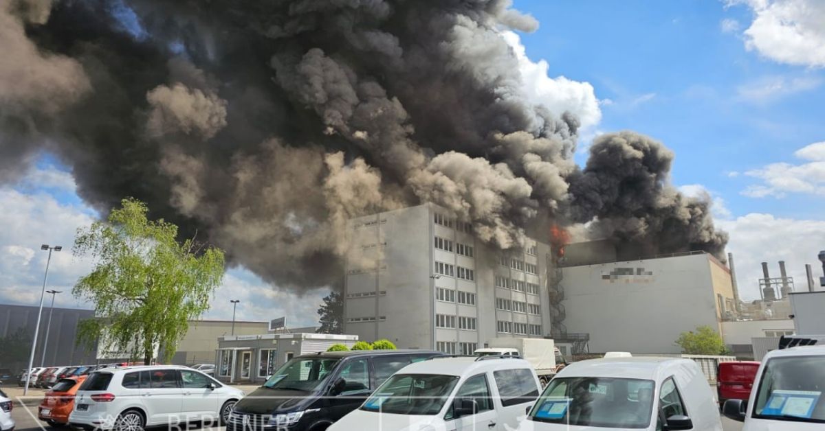Крупный пожар на заводе в Берлине. Верны ли слухи о причастности российских спецслужб?