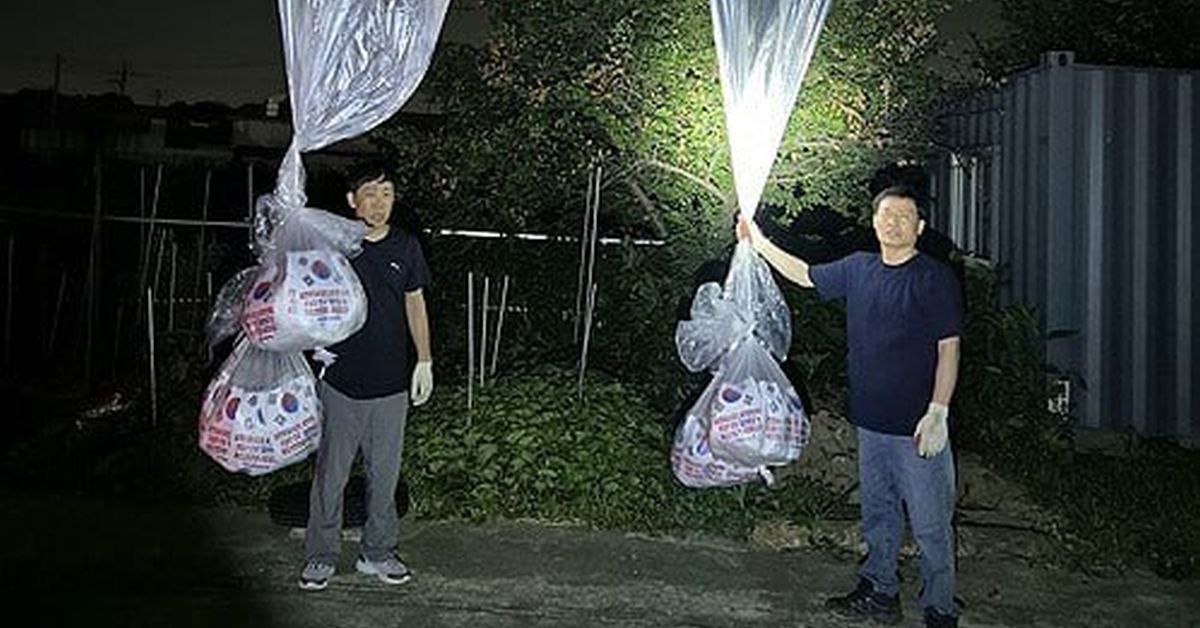 Война воздушных шариков: южные корейцы шлют северным посылки с листовками, флэшками и долларами