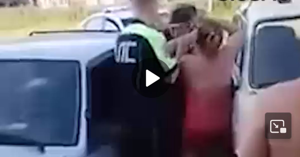 Жестокое зрелище: томички в бикини отбивают задержанного парня у томских силовиков