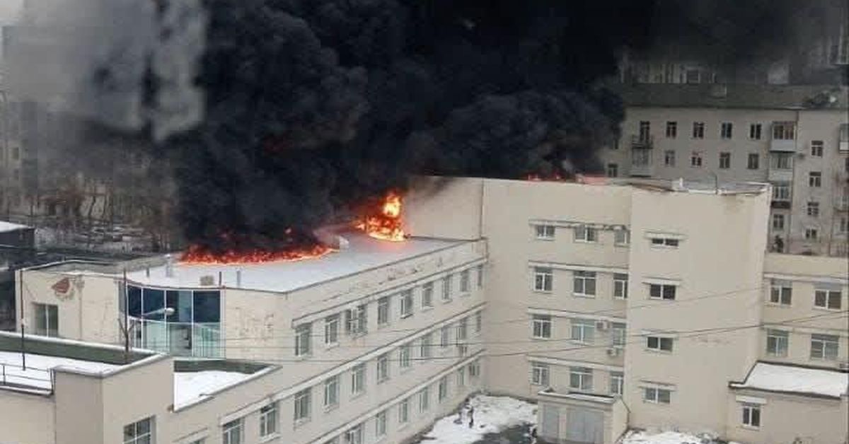 В уральской столице мощно полыхает центральная городская больница