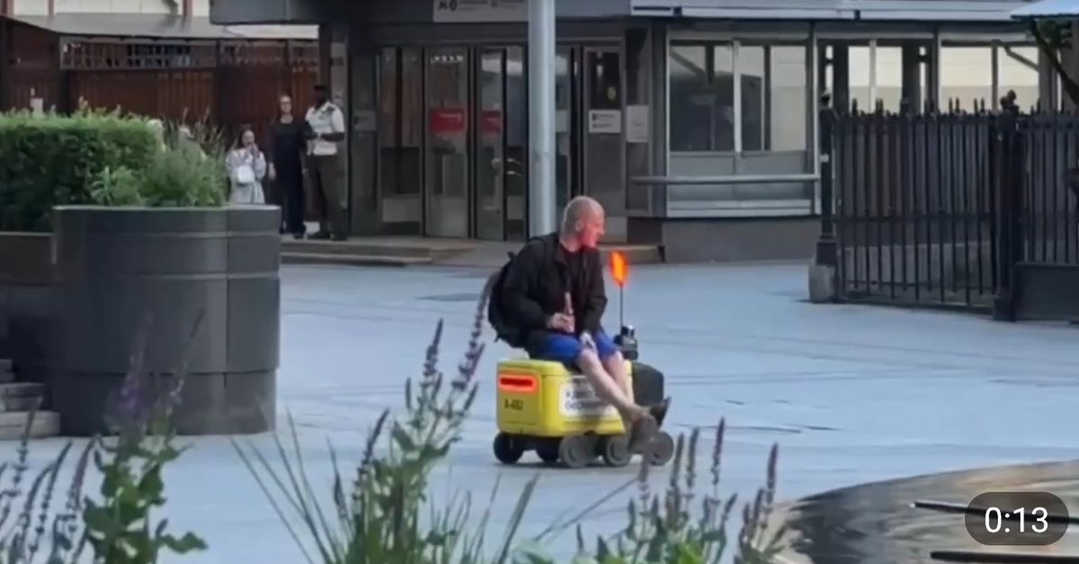 Пьяненький россиянин попытался оседлать робота-курьера