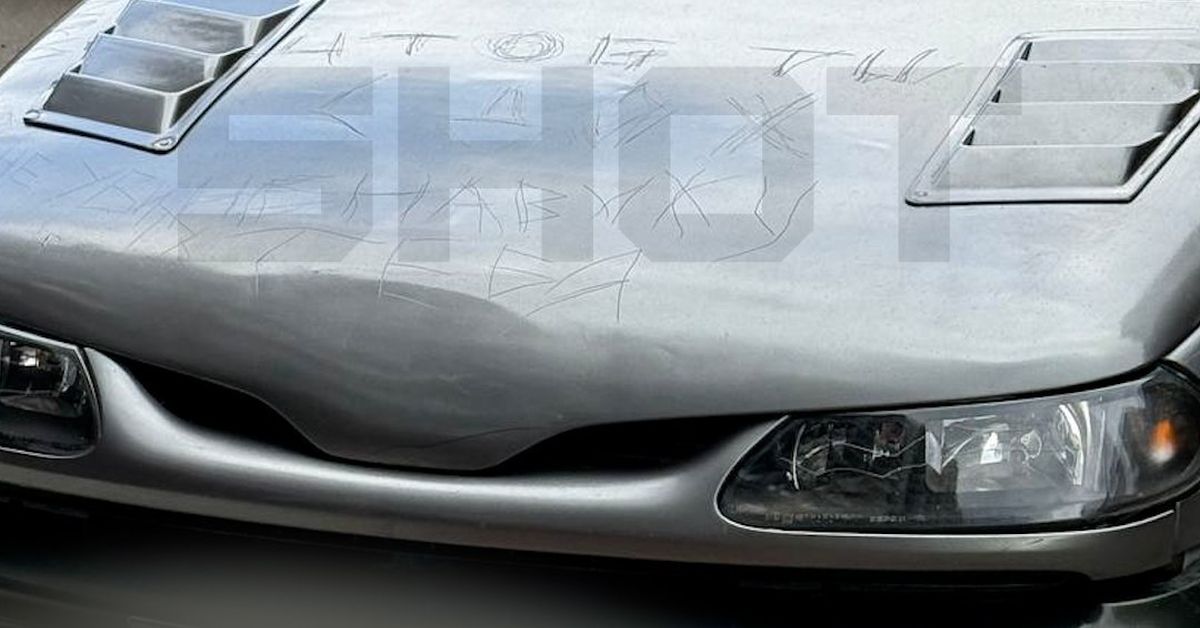 Метка изменщика: разгневанная женщина нацарапала оскорбительное послание на капоте авто