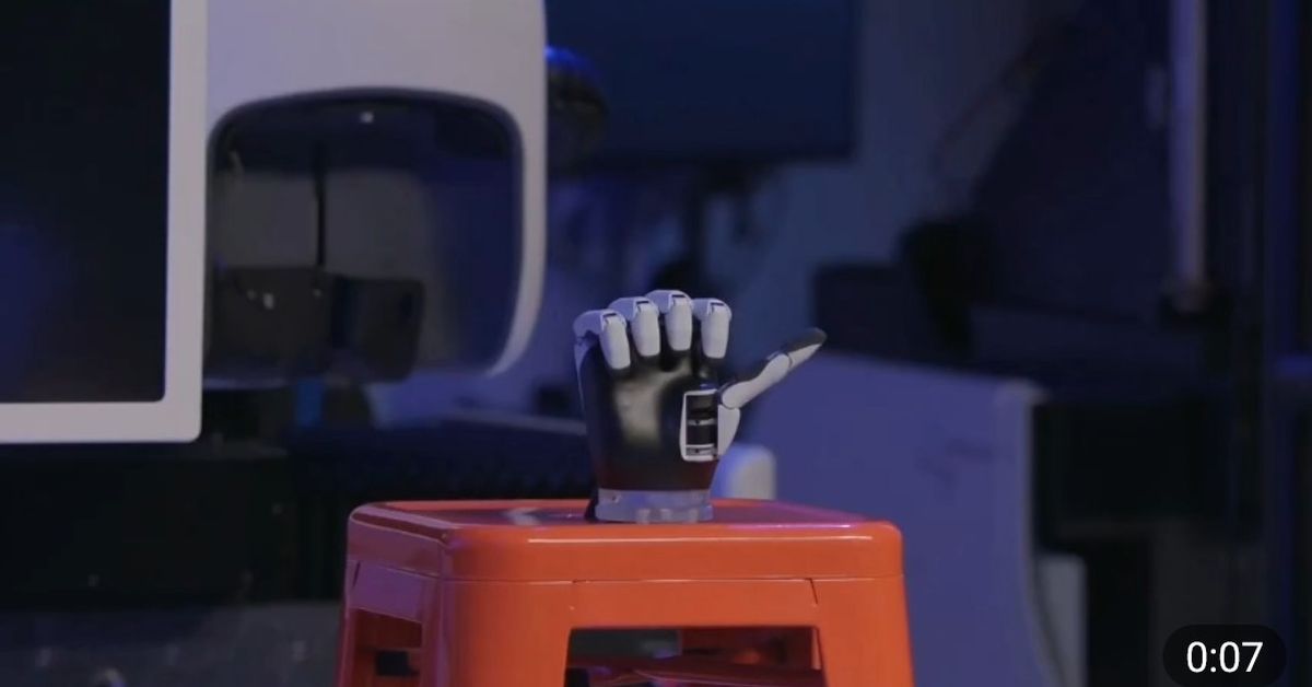 Мужчина с чипом Neuralink показал средний палец рукой робота