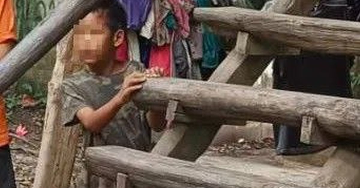 Воспитанный собаками: в Таиланде обнаружили мальчика-маугли
