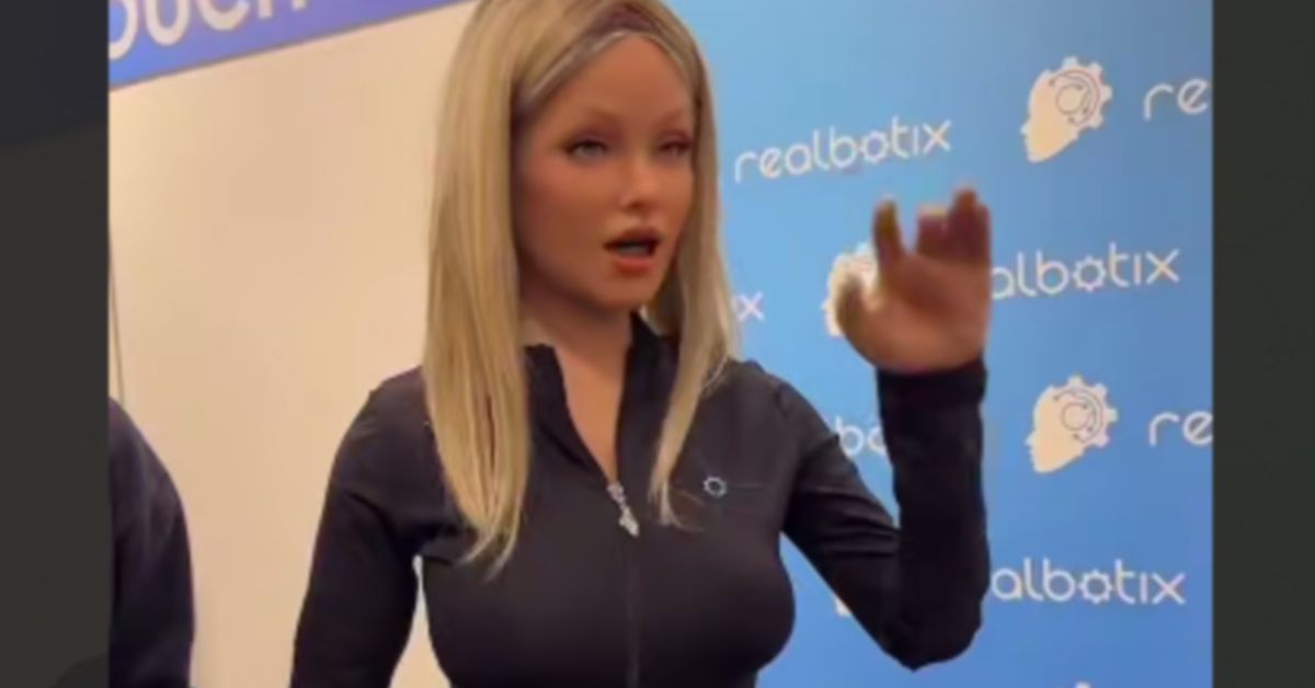 Почти настоящая блондинка: компания Realbotix представила робота-женщину