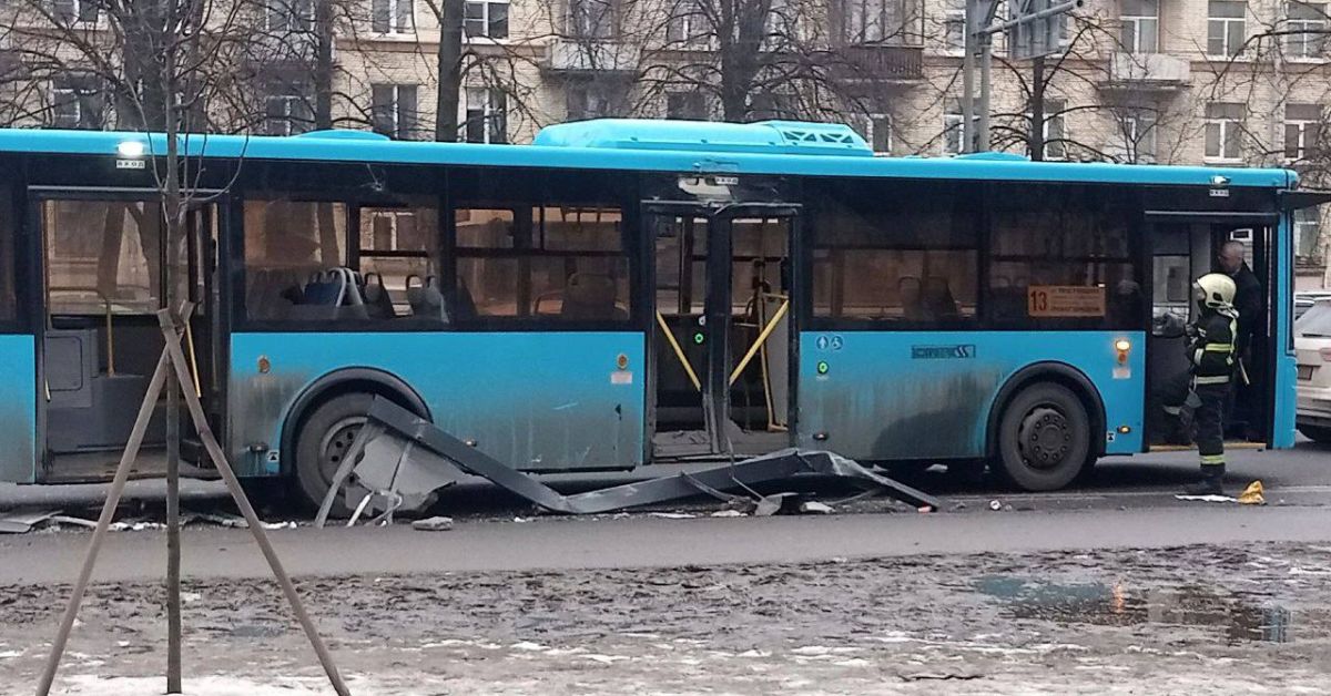 Петербург: автобус снес остановку с людьми