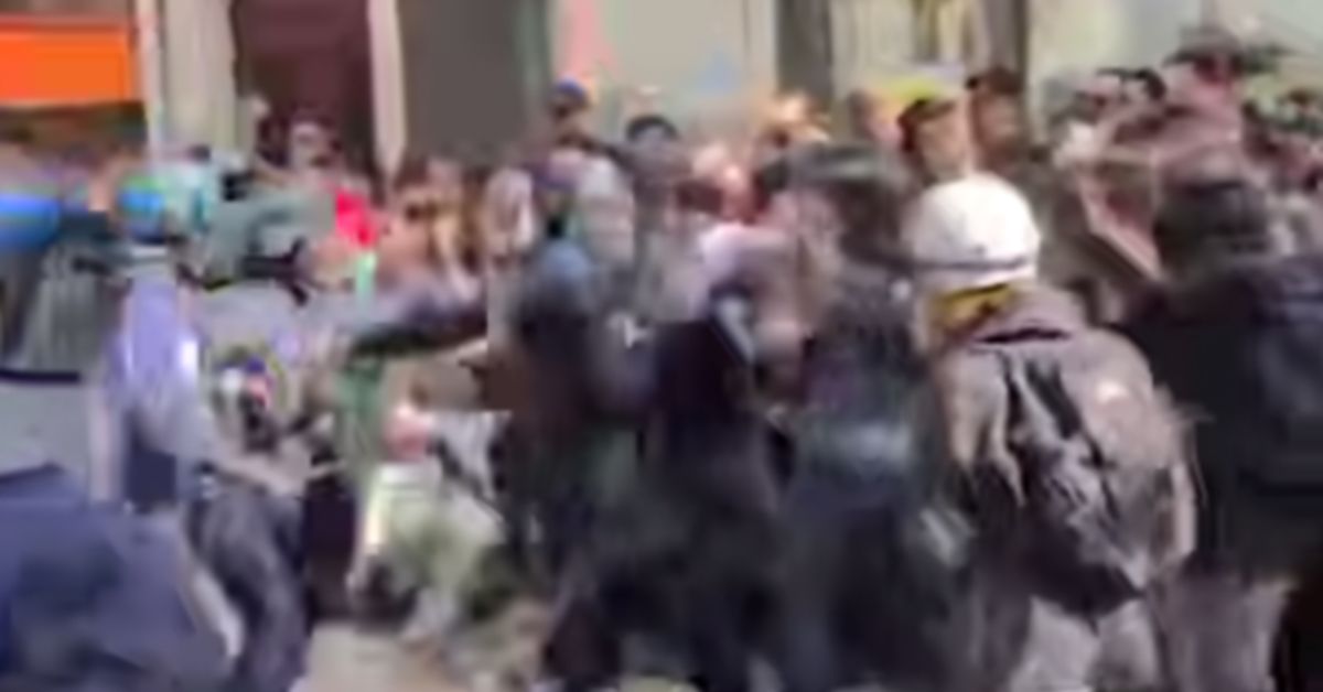 Первомай в Париже: жестокие стычки трудящихся с полицией