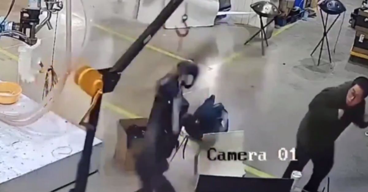 Видеофакт: взбесившийся робот нападает на собственных создателей в Китае