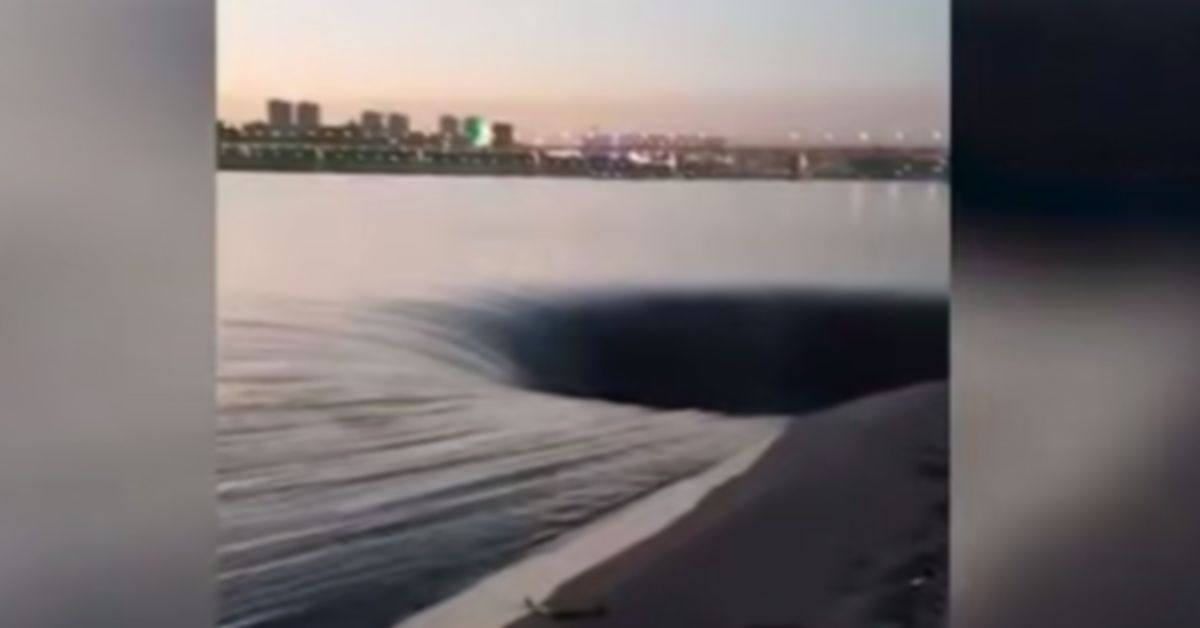 Ой, что это? Гигантская воронка в Волге у городского пляжа