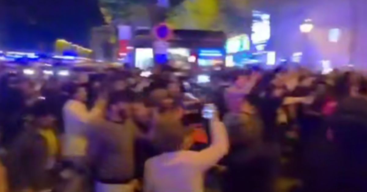 Париж: автомобиль въехал в толпу футбольных фанатов