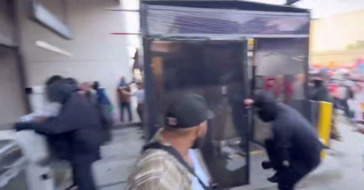 В Калифорнии — бунты против депортации мигрантов. Трамп вводит войска в Лос-Анжелес