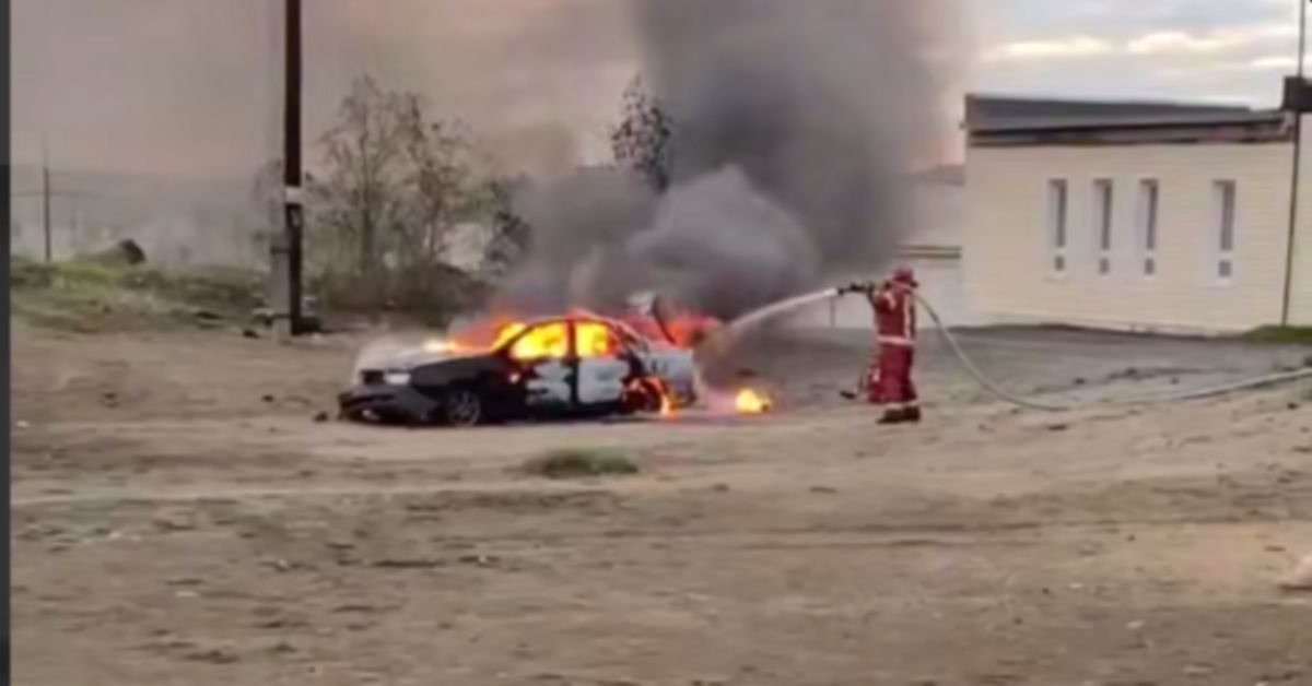 Мурманск: любознательный пацаненок поджег автомобиль