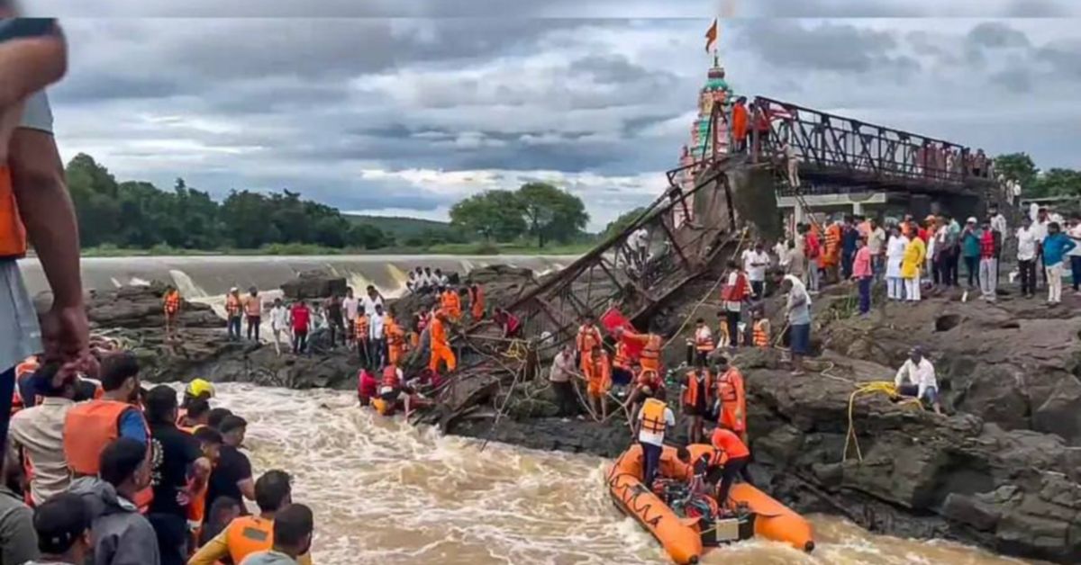 Видеофакт из Индии: мост через реку рухнул вместе с сотней туристов