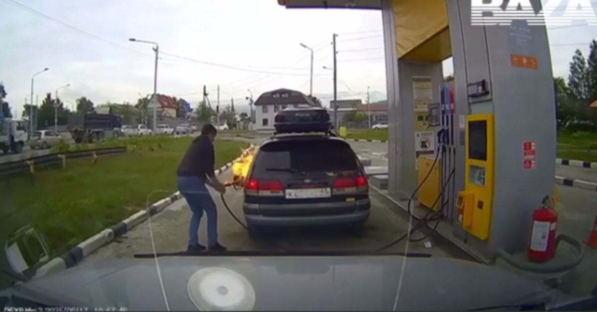 Видеофакт: мужик задумчиво подносит зажигалку к топливному баку собственного авто