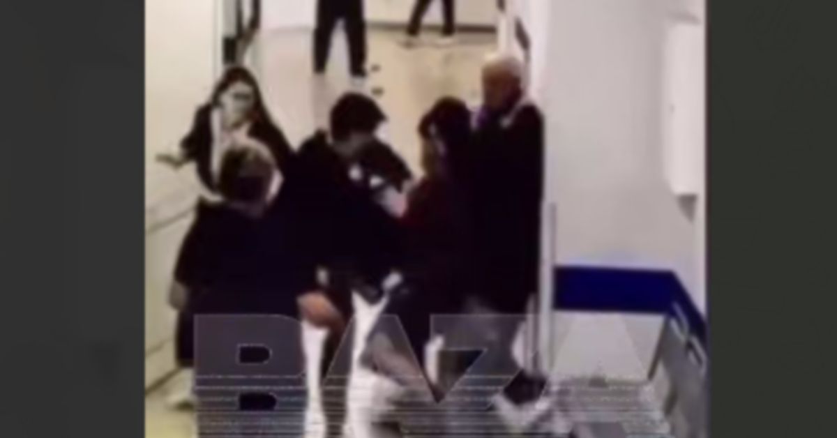 Нет, это не драка возле бара. Просто пациенту очень сильно надо на прием к врачу