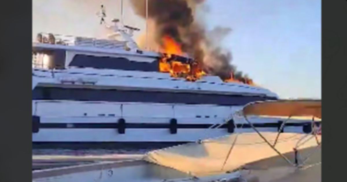 Видеофакт: пожар на суперяхте (стоимость её аренды — €80 тыс в неделю)
