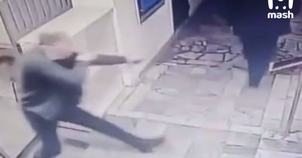 Видеофакт из Казахстана: полицейский начальник пуляет по подчиненным из рогатки