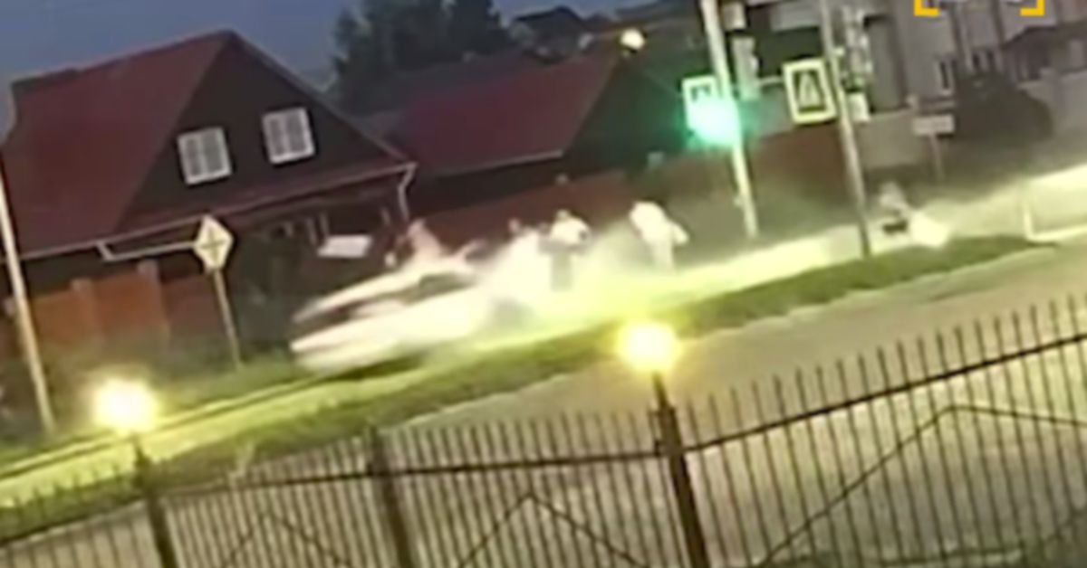 Видеофакт: легковушка влетает в толпу людей на улице Тамбова