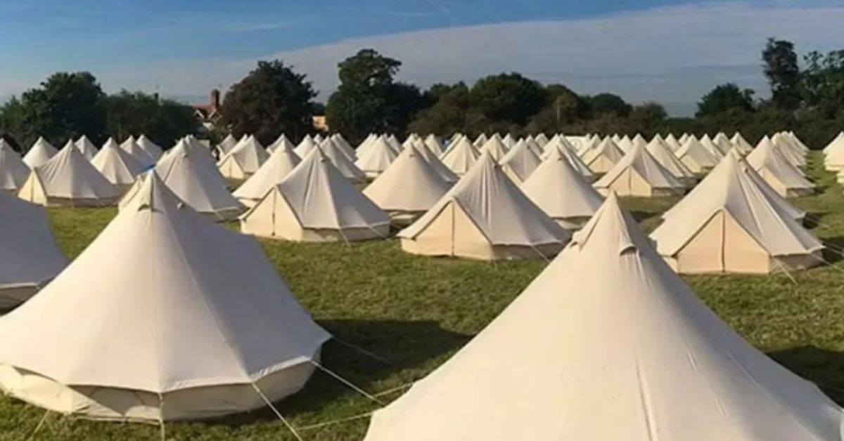 Целомудрие британской деревушки шокировано фестивалем свингеров Целомудрие британской деревушки шокировано фестивалем свингеров