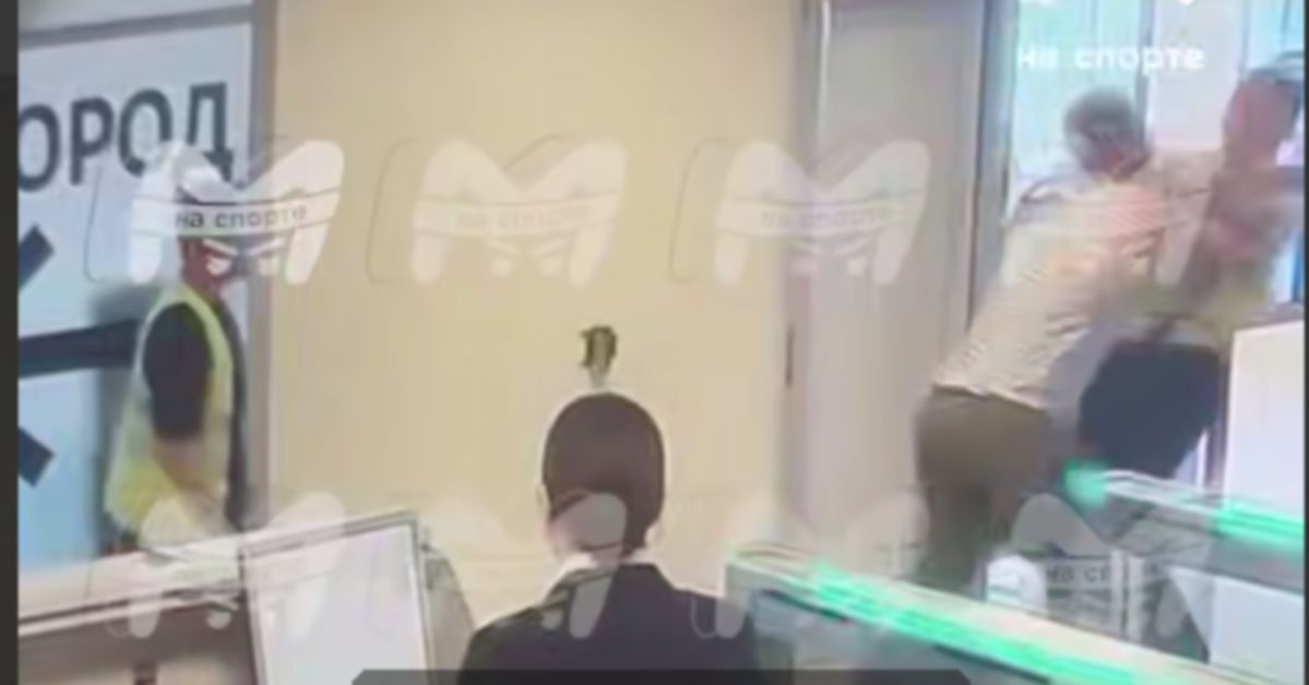 Видеофакт: бухой боец ММА избивает сотрудника авиакомпании