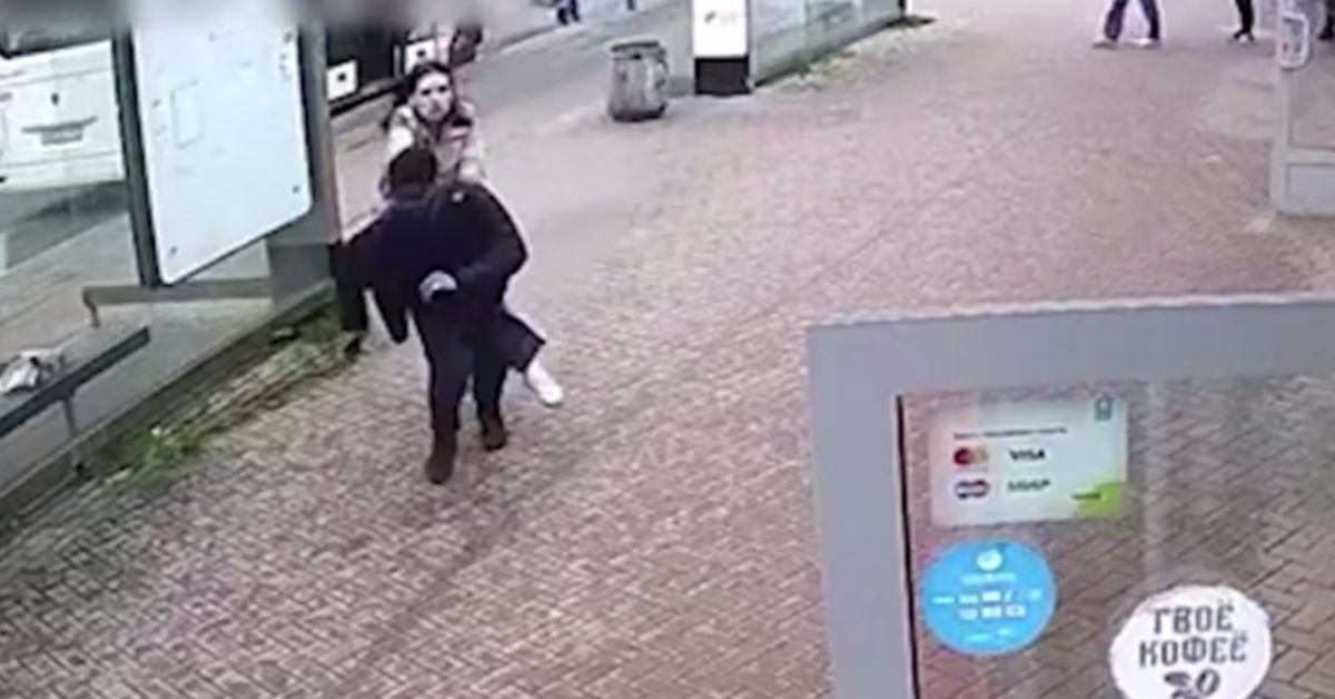 Видеофакт: бесстрашная девушка возвращает себе вырванный грабителем телефон