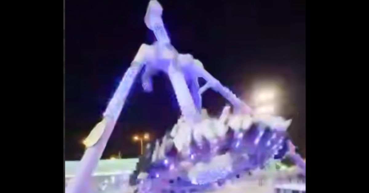 Видеофакт: аттаркцион «360» рушится с десятками людей на борту