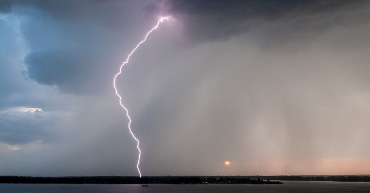 Зафиксирована рекордная мегамолния: длина 829 километров!