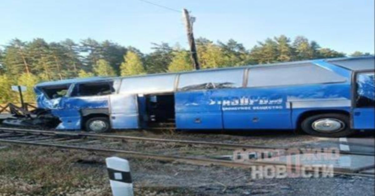 Столкновение поезда и автобуса с туристами: есть погибший и раненные