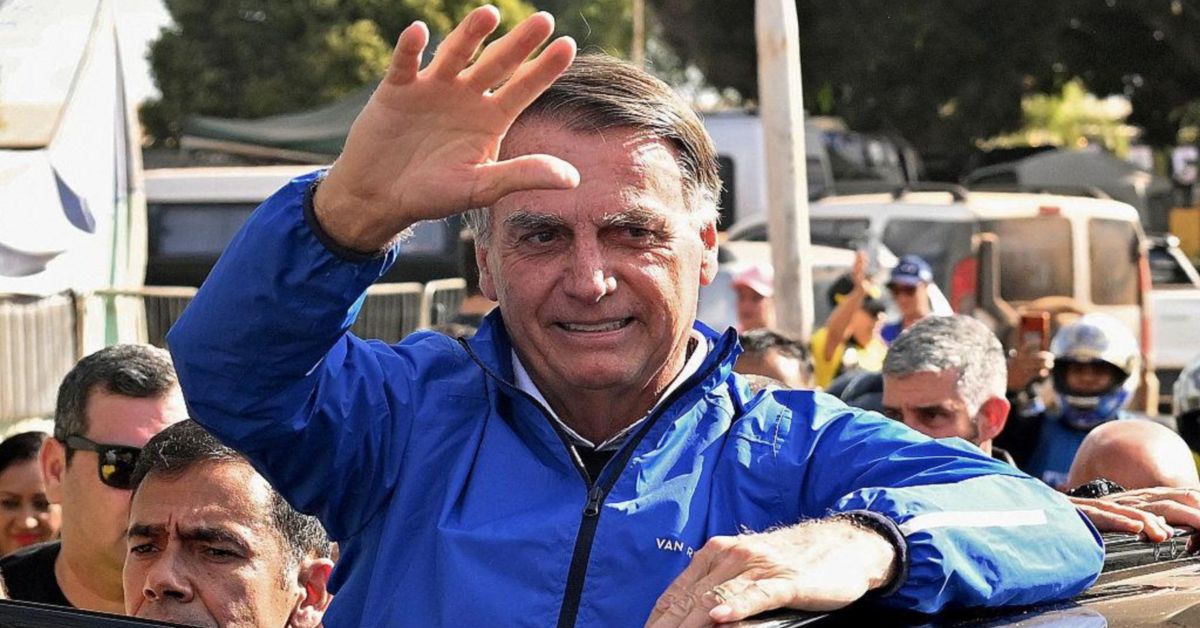 Экс-президент отправлен под домашний арест: пытался устроить госпереворот