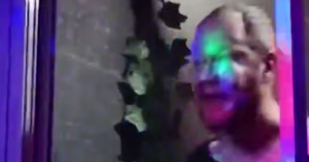 Видеофакт: театральный режиссер устроил спектакль с мордобоем в московском баре