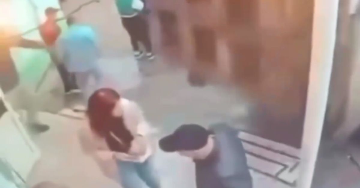 Видеофакт: слетевший с катушек водитель грузовика давит пешеходов