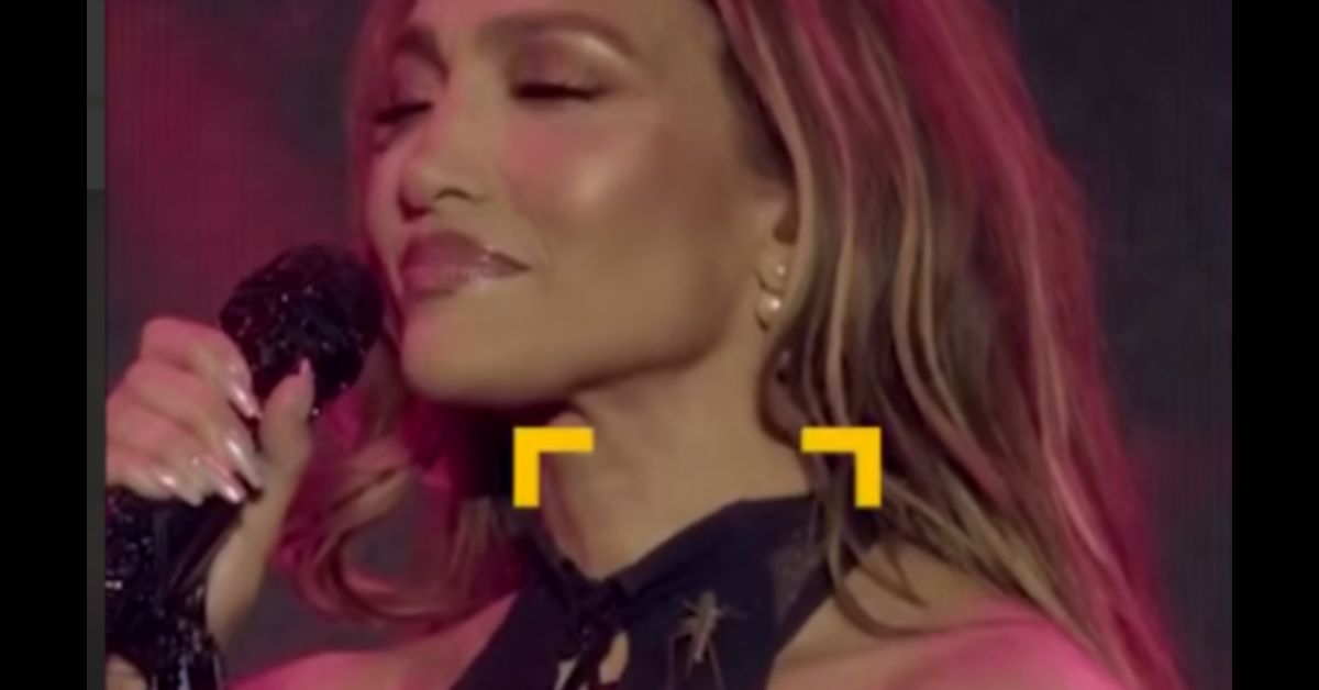 Ой, что это?! Саранча ползет по бюсту и шее  Дженнифер Лопес прямо на концерте