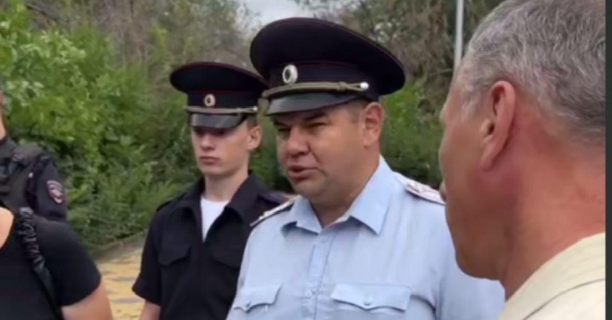 Видеофакт: российский полицейский грозит расстрелом защитникам парка в Саратове