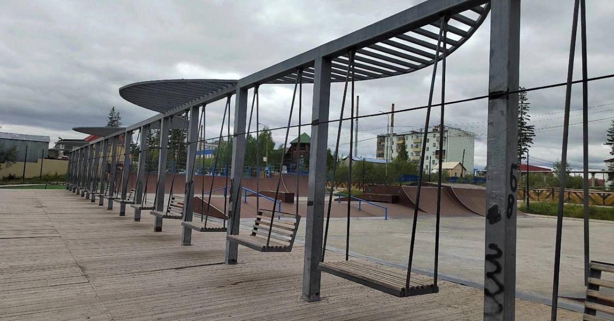 Страна блокировок: в якутском городе заварили качели. Чтобы никто не смел качаться!