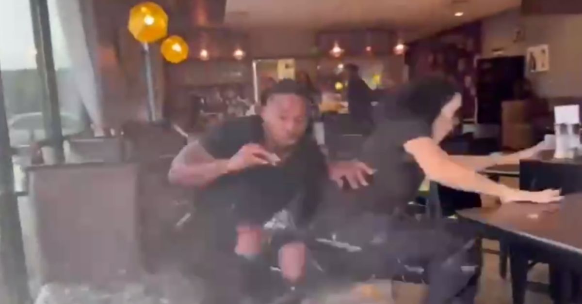 Видеофакт: машина врезается в ресторан, откуда ведет репортаж пара фуд-блогеров Видеофакт: машина врезается в ресторан, откуда ведет репортаж пара фуд-блогеров