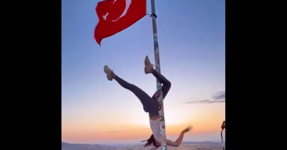Ой, что это?! Туристка делает акробатический этюд на флагштоке с турецким флагом