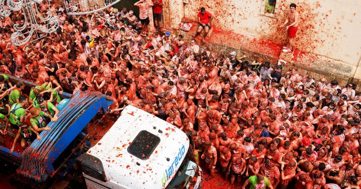 Ой, что это?! Толпы испанцев кидаются друг в друга помидорами!