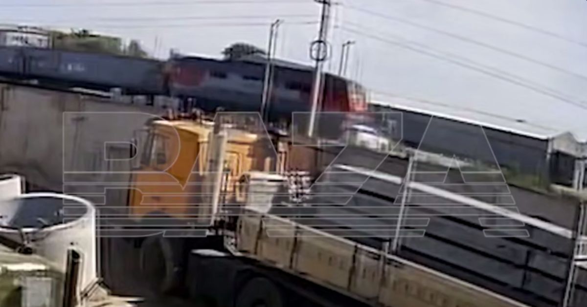 Самоубийца или псих? Мужик медленно подгоняет авто под столкновение с поездом 